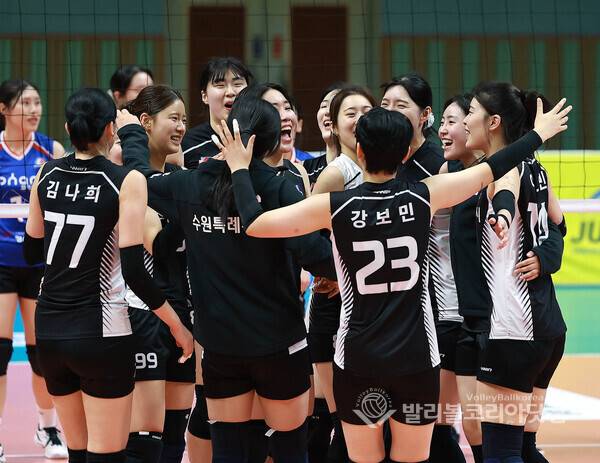 2025년도 한국실업배구연맹전 홍천대회 여자부 결승에서 수원시청 선수들이 환호하는 모습.