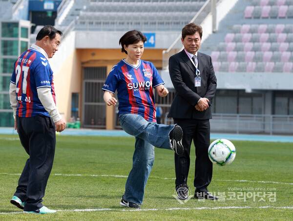 수원특례시 의회 장미영 문화체육위원장이 2026 WK리그 수원FC위민 홈 개막전에 참석해 시축을 하고 있다.(사진=김경수 기자)2026.04.04.