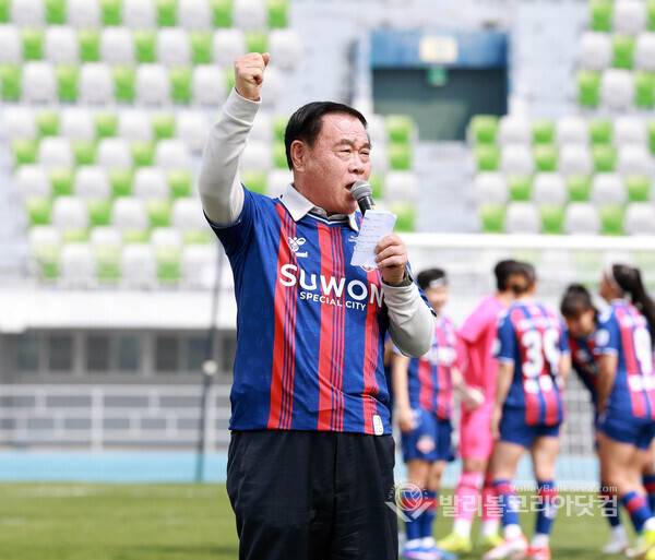 수원특례시 의회 이재식 의장이 2026 WK리그 수원FC위민 홈 개막전에 참석해 축사를 하고 있다.(사진=김경수 기자)2026.04.04.