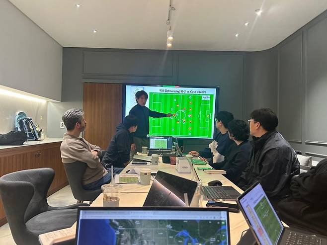 아로소 축구대표팀 코치가 지난 5일 자신의 인스타그램을 통해 홍명보 축구대표팀 코칭스태프의 회의 장면을 사진으로 공개하면서 다가오는&nbsp;2026 국제축구연맹(FIFA) 북중미 월드컵(캐나다 미국 멕시코 공동개최)을 앞두고 홍명보 감독과 함께 해 영광이라고 말했다.&nbsp;  아로소 코치는 홍명보의 리더십 하에 한국 축구대표팀에 일해 영광이다. 그의 업무 역량과 헌신은 엄청나다라며 코칭스태프와 함께 일하며 나는 월드컵에서 좋은 경기력을 내기 위해 홍 감독과 그의 결정을 지원하려고 최선을 다해 헌신하고 있다라고 밝혔다.&nbsp;아로소