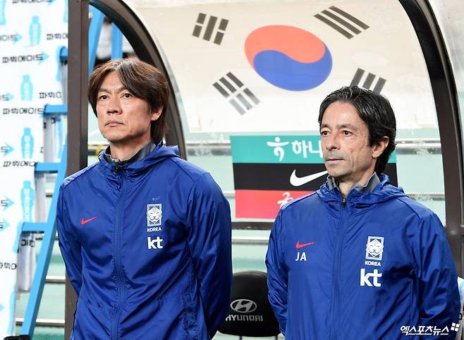 논란의 인터뷰로 홍역을 치르고 있는 주앙 아로소 대한민국 축구대표팀 코치는 해당 기사가 다른 뉘앙스로 나갔다며 삭제를 요청했다. 앞서 아로소 코치는 조국 포르투갈 언론 '볼라 나 레데'와의 인터뷰에서 현재 한국 대표팀에 합류하게 된 배경과 상황에 대해 설명하면서 한국은 자국인 감독을 중심에 두고 유럽 코치를 통해 훈련과 경기 모델을 체계화하려는 구조였다고 밝혔다. 엑스포츠뉴스DB