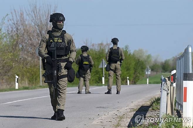 가스관 경비 서는 세르비아 군경 [세르비아 국방부/EPA 연합뉴스. 재판매 및 DB 금지]