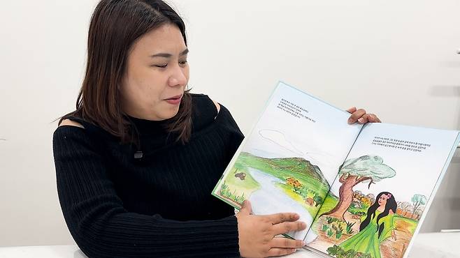 필리핀 출신의 작가이자 다문화 강사인 박성희 씨 (서울=연합뉴스) 이세영 기자 = 지난 2일 서울시 관악구 다문화 사회적 기업 아시안 허브 회의실에서 필리핀 출신 동화작가이자 다문화 강사인 박성희씨가 연합뉴스와의 인터뷰에서 자신의 그림책을 선보이며 설명하고 있다. 2026.4.2. 
seva@yna.co.kr