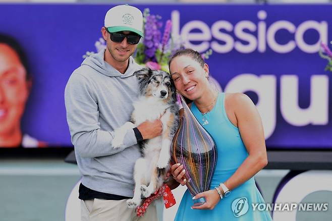 남편, 반려견과 함께 우승 기념사진을 찍은 페굴라(왼쪽부터).  [AFP=연합뉴스]