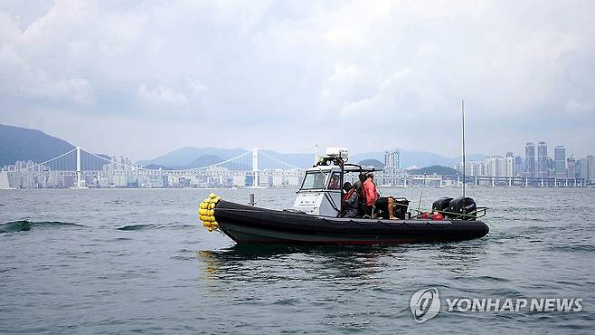 한·미 유해발굴 공동 수중조사 (서울=연합뉴스) 국방부 유해발굴감식단이 지난 7일부터 오는 27일까지 미 국방성 전쟁포로·실종자 확인국(DPAA)과 부산광역시 해운대 일대에서 6·25전쟁 당시 추락한 미군 항공기 및 조종사 유해 소재를 확인하기 위해 한·미 유해발굴 공동 수중조사를 하고 있다고 22일 밝혔다. 사진은 한·미 공동 수중조사팀이 고속단정에서 사이트 스캔 소나(SSS)와 지자기 센서를 예인해 광안리 인근 해역을 조사하는 모습. 2023.9.22 [국방부 제공. 재판매 및 DB 금지] photo@yna.co.kr