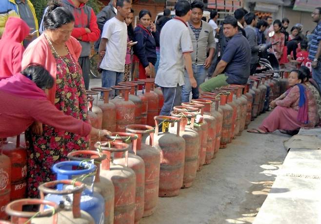 절반만 찬 LPG 가스통 받으러 줄선 네팔 카트만두 주민들 [히말라얀 타임스 캡처. 재판매 및 DB 금지]