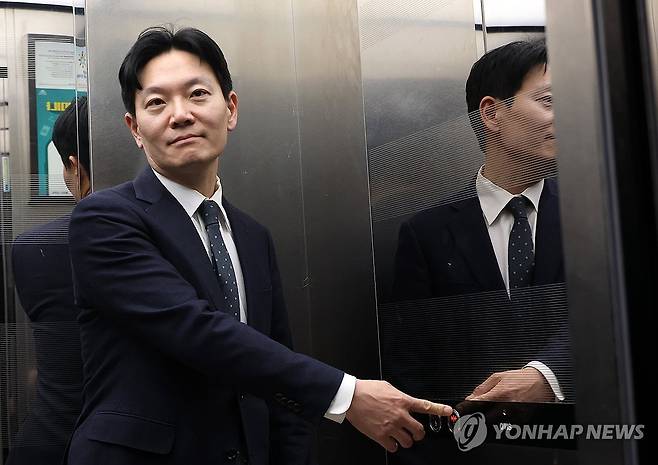 증인선서 거부하고 대기 장소 이동하는 박상용 검사 (서울=연합뉴스) 이동해 기자 = '쌍방울 대북 송금' 사건을 수사했던 박상용 인천지방검찰청 부부장검사가 3일 국회에서 열린 '윤석열정권 정치검찰조작기소 의혹사건 진상규명' 국정조사특별위원회 전체회의에서 서영교 위원장의 대기 장소 이동 조치에 이석하고 있다. 2026.4.3 eastsea@yna.co.kr