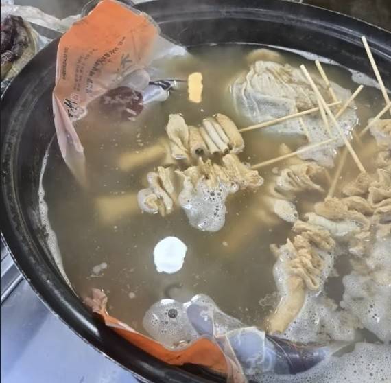 어묵탕에 들어가 있는 순대 [인터넷 커뮤니티 캡처. 재판매 및 DB 금지]