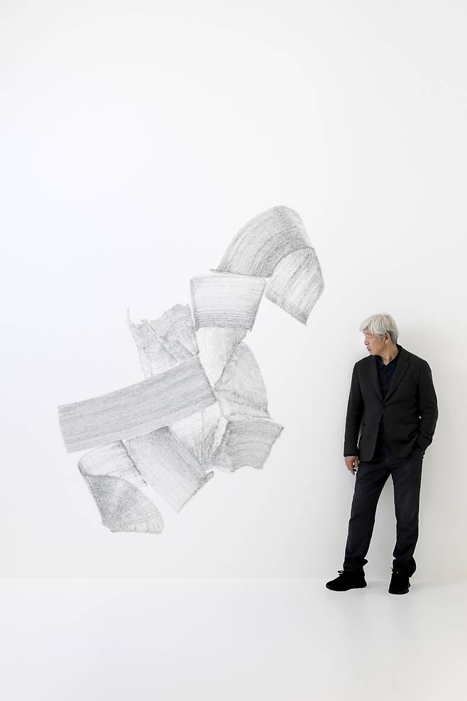 이배 작가와 스테이플러 심 작업 [뮤지엄 산 제공. 재판매 및 DB 금지]