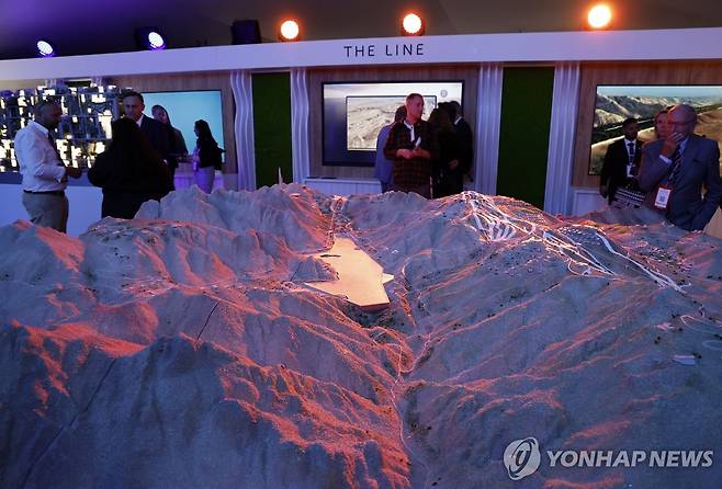 프랑스 칸에서 열린 사우디 네옴프로젝트 모형 전시 [EPA=연합뉴스 자료사진. 재판매 및 DB 금지]