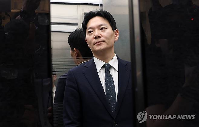 증인선서 거부하고 대기 장소 이동하는 박상용 검사 (서울=연합뉴스) 이동해 기자 = '쌍방울 대북 송금' 사건을 수사했던 박상용 인천지방검찰청 부부장검사가 3일 국회에서 열린 '윤석열정권 정치검찰조작기소 의혹사건 진상규명' 국정조사특별위원회 전체회의에서 서영교 위원장의 대기 장소 이동 조치에 따라 엘리베이터에 오르고 있다. 2026.4.3 eastsea@yna.co.kr