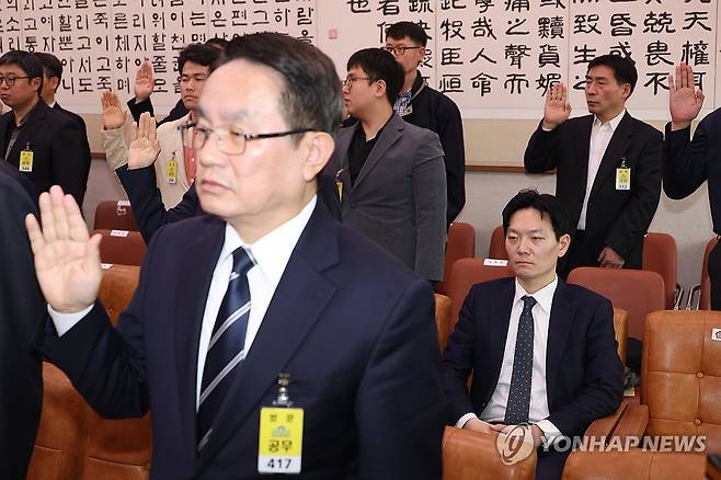 박상용 검사, 증인선서 거부 (서울=연합뉴스) 이동해 기자 = '쌍방울 대북 송금' 사건을 수사했던 박상용 인천지방검찰청 부부장검사가 3일 국회에서 열린 '윤석열정권 정치검찰조작기소 의혹사건 진상규명' 국정조사특별위원회 전체회의에서 증인선서를 거부한 채 증인석에 앉아 있다. 2026.4.3
eastsea@yna.co,kr