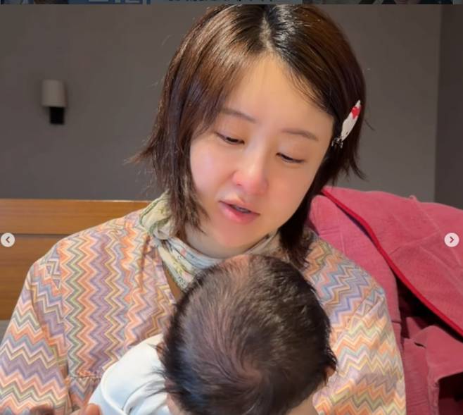 가수 은가은이 딸을 사랑스럽게 바라보고 있다. / 사진=은가은 SNS