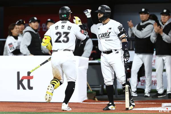 kt wiz 안현민이 지난 4일 열린 삼성 라이온즈와의 경기에서 득점 후 선수들과 기뻐하고 있다. 2026.4.4 /kt wiz 제공