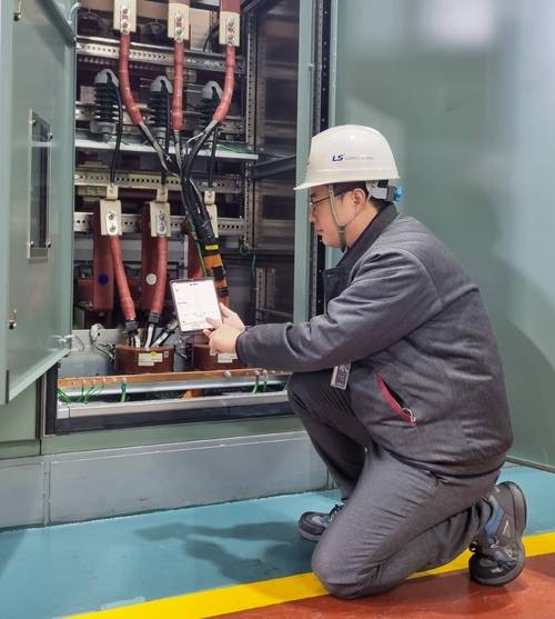 LS전선 작업자가 모바일 기기에 설치된 아이체크 시스템 애플리케이션을 통해 배전 케이블의 상태를 실시간으로 모니터링 하고 있다. / LS 제공