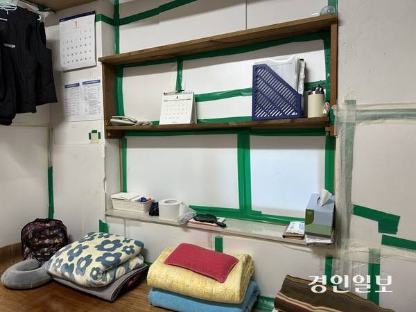 수원시 경기대학교의 한 건물 미화 노동자 휴게실에서는 외풍을 막기 위해 스티로폼 패널을 청테이프로 붙여 놨다. 2026.4.7 /목은수기자 wood@kyeongin.com