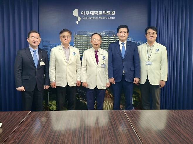 ▲ 공재광 평택시장 예비후보가 아주대학교 병원 관계자들과 간담회를 마치고 기념촬영을 하고 있다. (사진 좌측부터 임홍식 행정부원장, 임상현 기획조정실장, 한상욱 의료원장, 공재광 예비후보, 조재호 병원장). /사진제공=공재광 예비후보