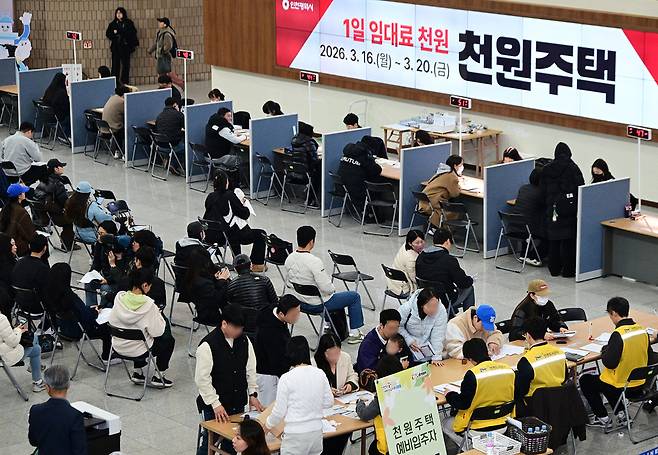 ▲ 지난달 16일 인천 남동구 구월동 시청 중앙홀에서 천원주택 예비 입주자 접수가 진행되고 있다.