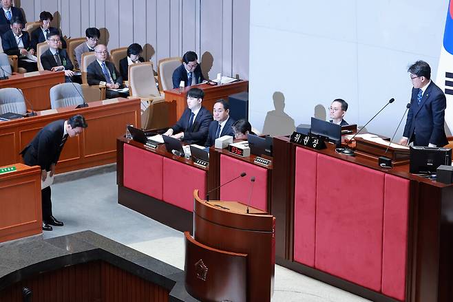 ▲ 김민석 국무총리가 7일 국회에서 열린 예산결산특별위원회 전체회의에서 2026년도 제1회 추가경정예산안 제안 설명을 마치고 위원장인 더불어민주당 진성준 의원을 향해 인사하고 있다. /연합뉴스