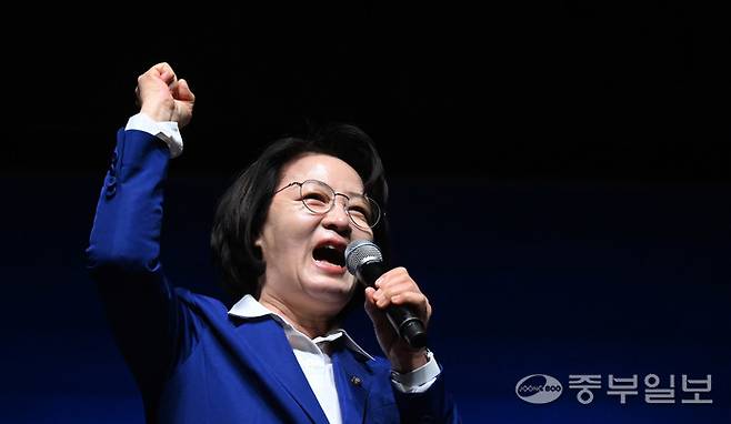 5~7일 진행한 더불어민주당 경기도지사 본경선 결과 김동연 후보와 한준호 후보가 탈락하고 추미애 후보가 과반을 득표해 최종 후보로 확정된 가운데 사진은 더불어민주당 경기도 현장 최고위원회의에서 추미애후보가 연설을 하고 있다. 노민규기자