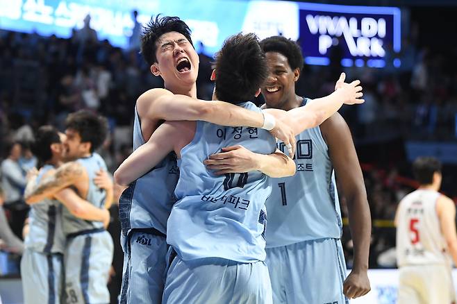 프로농구 고양 소노의 선수들이 지난 5일 안양 정관장과의 경기에서 승리를 거두고 창단 후 첫 PO 진출을 확정한 뒤 기쁨을 나누고 있다.