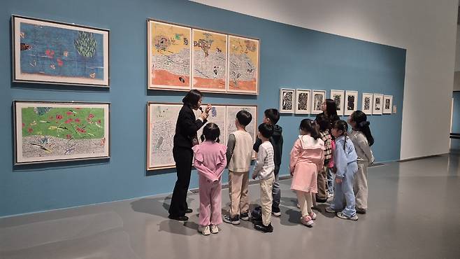 경기도미술관 어린이 대상 활동 프로그램 진행 모습.