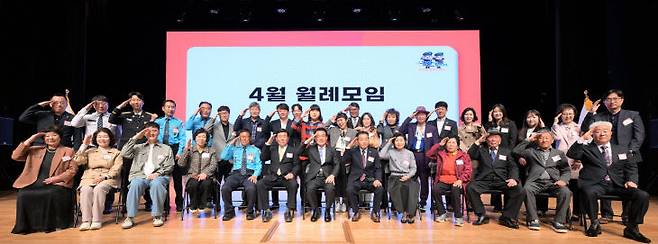 논산시(시장 백성현)는 6일 오전 논산아트센터 대공연장에서 시민 500여 명이 참석한 가운데 ‘4월 월례모임’을 개최했다. 이날 모임은 단순한 행정 행사를 넘어, 축제의 성공을 일궈낸 숨은 주역들을 격려하고 논산의 변화된 행정 철학을 공유하는 소통의 장으로 꾸며졌다.(사진=논산시 제공)