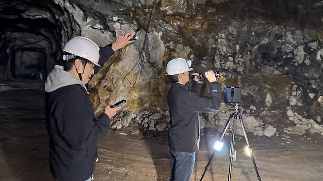 지질자원연 연구진이 3D 디지털 트윈 모델 구축을 위한 갱내 스캐닝 작업을 하고 있다. (사진=지질자원연 제공)