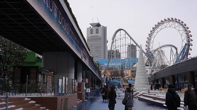 일본 도쿄돔으로 진입하는 동선에 다양한 상권이 조성돼 있는 모습.