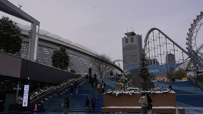 일본 도쿄돔과 놀이공원이 연결돼 있다.