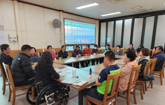 ▲ 홍성군장애인보호작업장 조양크린, 장애인의 자립을 지원하기 위해 보호자 교육 및 간담회 사진-홍성군 제공