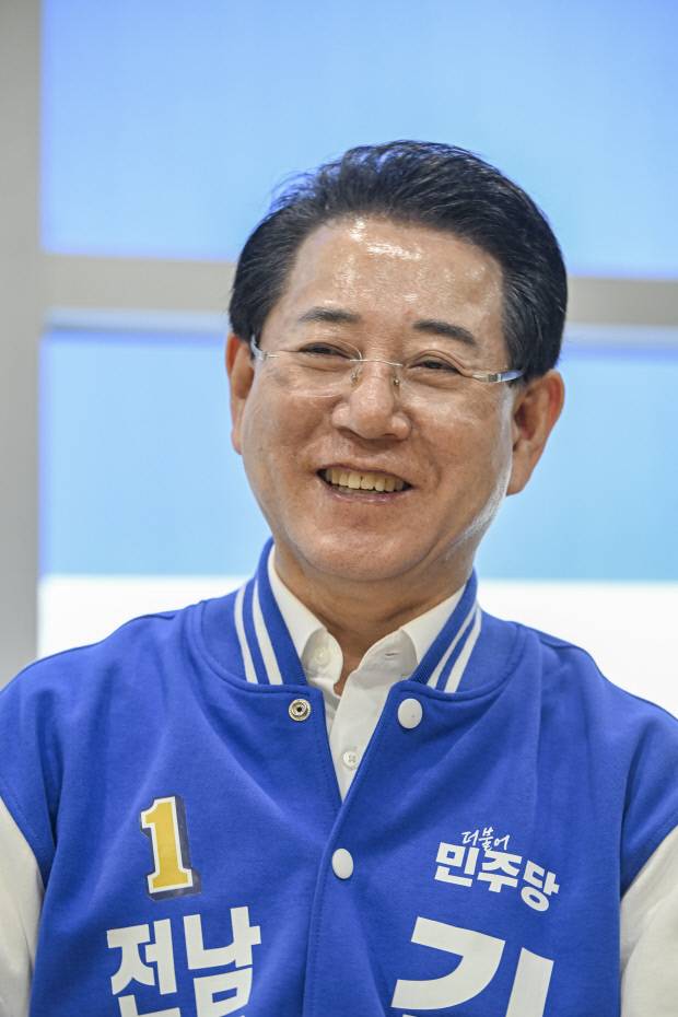 김영록 예비후보가 지난 6일 광주시 서구 선거캠프 사무소에서 광주일보와 진행한 인터뷰 중 환하게 웃고 있다.  /김진수 기자 jeans@kwangju.co.kr