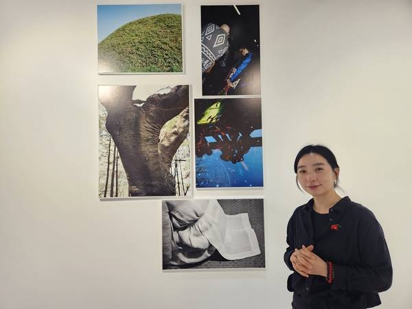 진주 PAC 갤러리에서 30일까지 이언경 개인전 <태양 아래 죽은 거목 등을 꺾어 매미-울고>가 열린다. 이언경 작가가 작품을 설명하고 있다. /류민기 기자