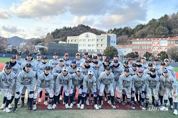 NC 다이노스가 전달한 유니폼을 착용한 마산용마고등학교 학생들. /NC 다이노스