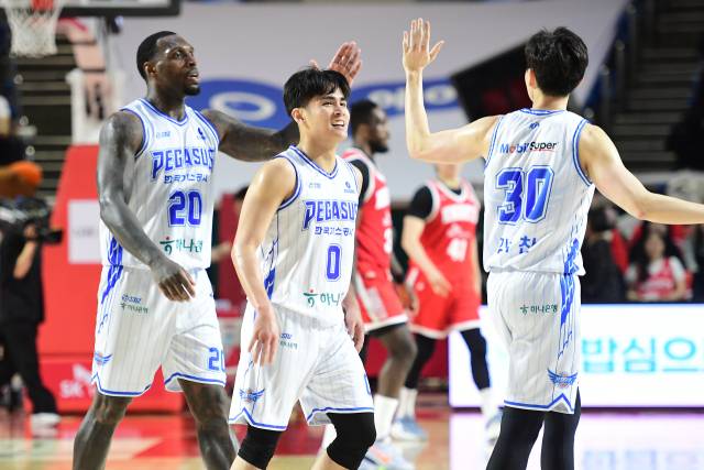 프로농구 대구 한국가스공사 페가수스의 라건아(왼쪽부터), 샘조세프 벨란겔, 김국찬이 5일 서울 SK 나이츠와의 경기에서 하이파이브를 하고 있다. KBL 제공