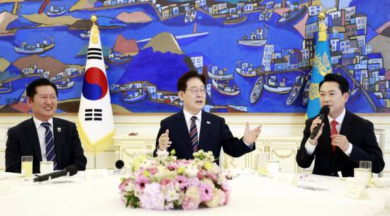 이재명 대통령이 7일 청와대에서 열린 여야정 민생경제 협의체 회담에서 추가 발언을 권유하고 있다. 왼쪽부터 더불어민주당 정청래 대표, 이 대통령, 국민의힘 장동혁 대표. 연합뉴스