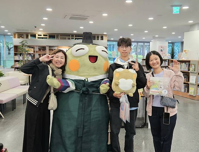 대만 관광객들이 뚜비 그림엽서 그리기 체험 후 ‘뚜비’와 기념 촬영을 하고 있다. /대구 수성구 제공