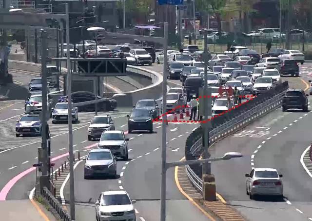 지난 5일 오전 11시께 지반침하가 발생한 동래구 내성지하차도 진입부에 교통 통제가 이뤄지는 모습. 부산시 교통정보서비스센터 X 캡처