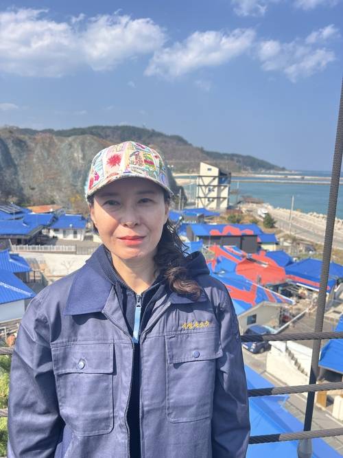 이영수 이영아르스 대표가 자신이 작업한 지붕을 배경으로 포즈를 취하고 있다. <원형래기자>