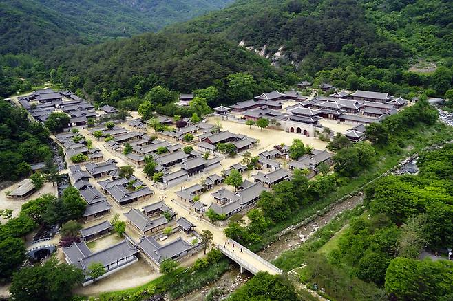 문경새재 오픈세트장 전경을 담은 항공사진. 사극 촬영지로 조성된 대규모 세트장이 관광객들에게 역사와 영상콘텐츠를 동시에 체험할 수 있는 공간으로 자리 잡고 있음을 보여준다. <문경시 제공>