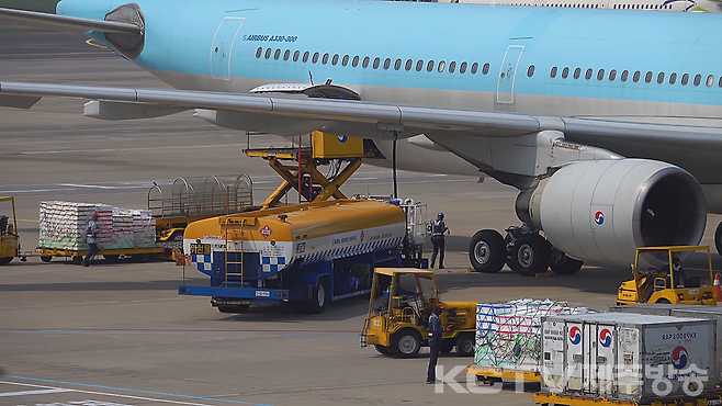 대한항공과 아시아나항공이 이달 7천700원인 국내선 유류할증료를 다음달 3만4천100원으로 4.4배 인상하기로 했다.