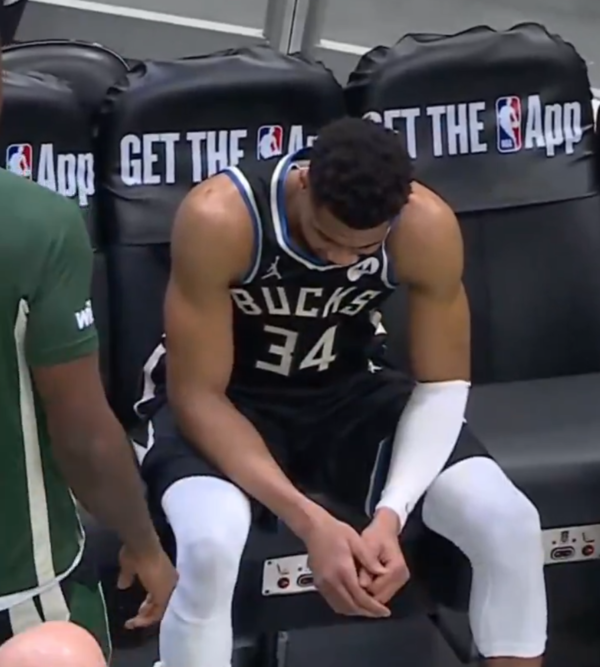 침울한 표정의 야니스(사진=NBA 방송 화면 갈무리)