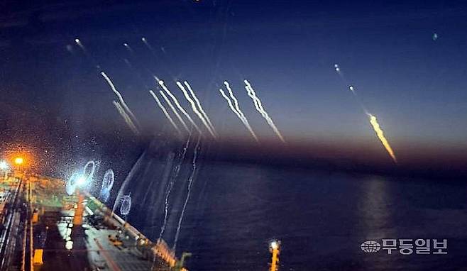 [부산=뉴시스] 전국해상선원노동조합연맹은 호르무즈 해협을 항해 중인 한국 선박의 선원이 미사일 발사 모습이 담긴 사진을 촬영했다고 18일 밝혔다. (사진=선원노련 제공) 2025.06.18. photo@newsis.com *재판매 및 DB 금지