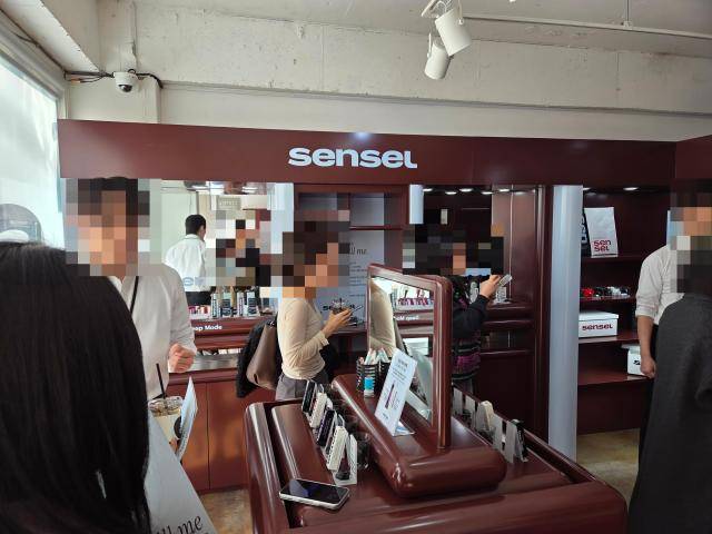 고객들이 서울 성동구 ‘517랩’에서 열린 센슬 팝업스토어를 둘러보고 있다. [사진=조재형 기자]