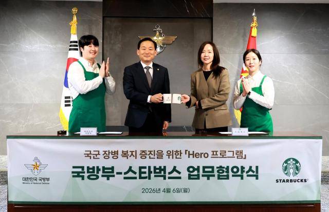 스타벅스 이수연 전략기획본부장(우측에서 두 번째)과 국방부 이두희 차관(우측에서 세 번째)이&nbsp;서울 용산구에 위치한 국방부 청사에서 ‘국군 장병 복지 증진을 위한 히어로 프로그램'&nbsp;업무협약 체결 후 기념사진을 촬영하고 있다. [사진=스타벅스코리아]