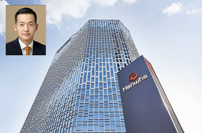 2조4000억원에 달하는 대규모 유상증자를 결정한 한화솔루션이 정기주총에서 유상증자 계획을 밝히지 않아 이사회의 주주 충실 의무 위반 가능성이 제기됐다. 아울러 2024년 약속한 현금배당도 실시하지 않으면서 주주들이 집단행동에 나섰다. 사진은 김동관 한화그룹 부회장 겸 한화솔루션 전략 부문 대표이사와 장교동 한화빌딩 전경. / 사진=한화그룹.&nbsp;