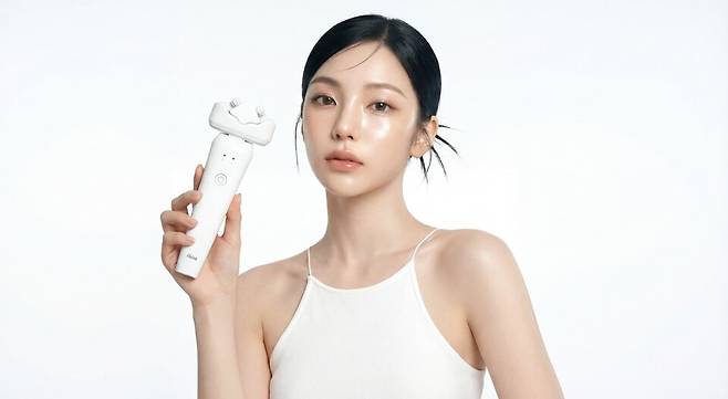 136g의 초경량으로&nbsp;부담 없이 사용 가능한&nbsp;울트라올라 디자인. / 알록 제공