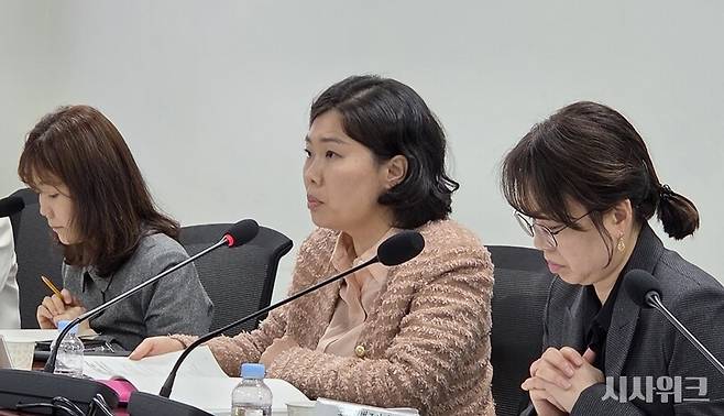 7일 국회에서 진행된 '영케어러 관점에서 본 위기아동청년법 시행의 쟁점과 과제' 토론회에서 함선유 한국보건사회연구원 부연구위원이 발표하고 있는 모습이다. / 사진=이민지 기자