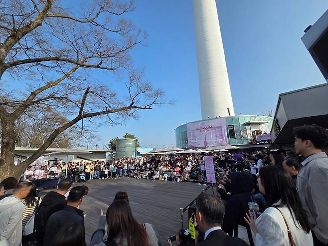 ▲2026 남산 와인페어 참가자들과 남산타워 방문객들이 공연을 관람하고 있다. 사진=송민규 기자