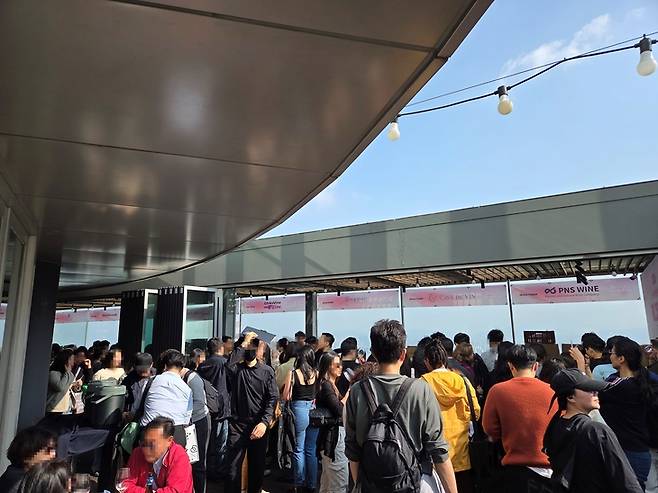▲2026 남산 와인페어 시음 부스에서 참가자들이 시음을 기다리고 있다. 사진=송민규 기자